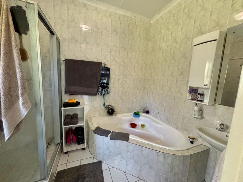 5 Bedroom Property for Sale in Denver Park Western Cape